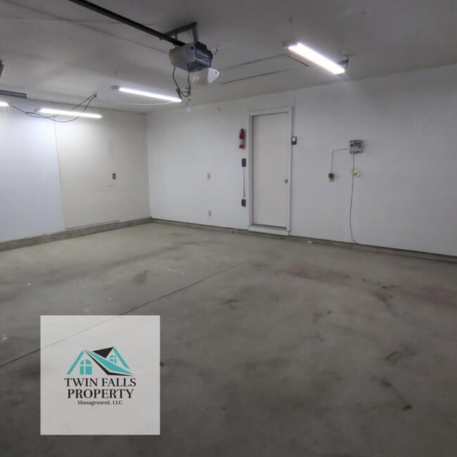 Building Photo - 955 Wood River Dr