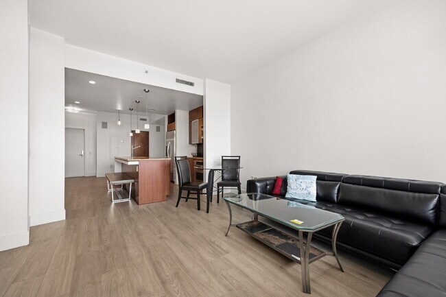 Building Photo - "Experience Urban Elegance: Spacious 2BR/2BA Condo in the Heart of Tampa!"