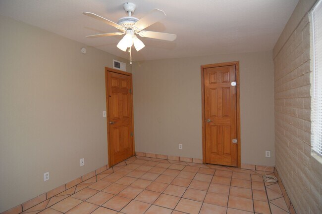 Building Photo - Charming 2 Bedroom 1 Bath Home! Great South Tucson Location!