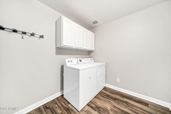 Building Photo - 7859 W Redbird Rd