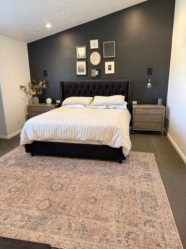 Building Photo - Beautiful 4 bedroom, 3 bathroom Home with a pool!!