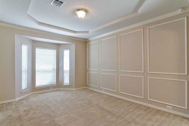 Building Photo - Large Mansfield High Home Centrally Located