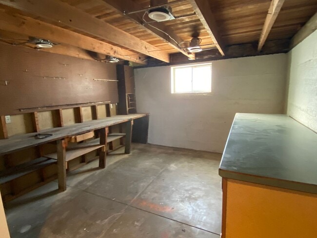 Building Photo - Large 3bd 2 ba home with a great country feel.