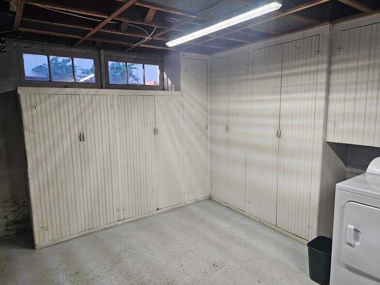 Building Photo - 6613 N Amherst St