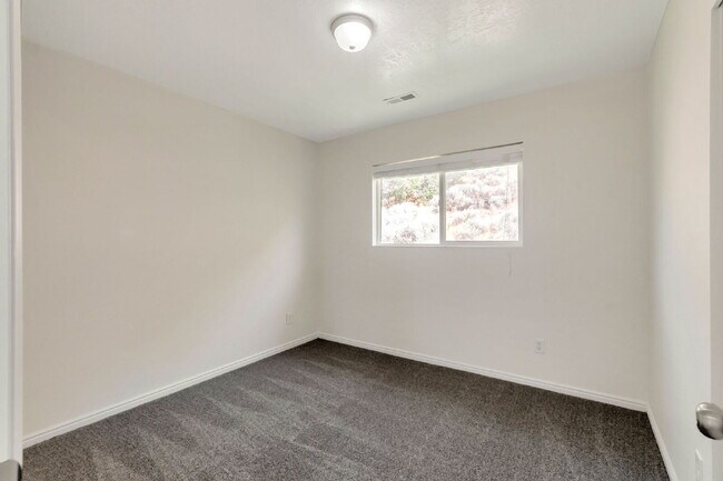 Building Photo - REFRESHED 5-Bedroom Home in Desirable Draper - Pet Friendly - NEW CARPET UPSTAIRS | Refreshed kit...