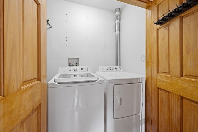 Building Photo - 227 Franklin Ave