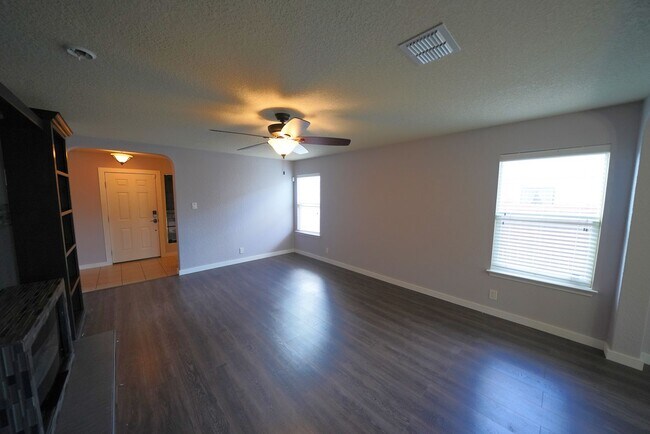 Building Photo - Great 4 Bedroom, 2.5 Bathroom Home Now Ava...
