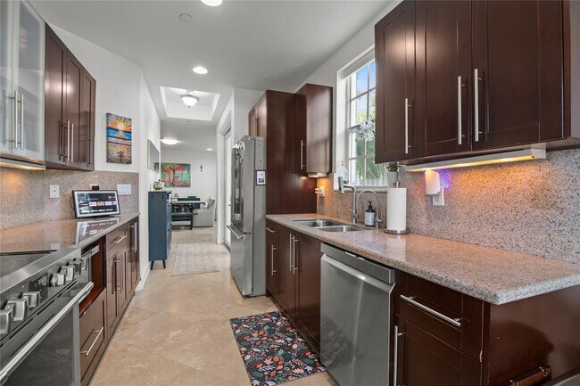 Building Photo - 732 NE 15th Ave