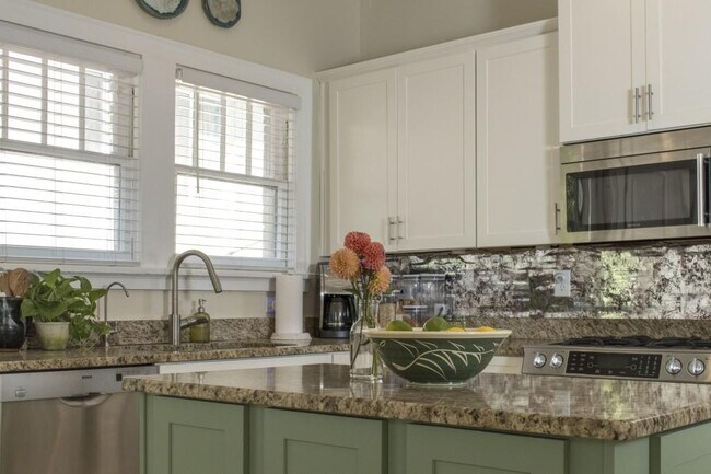 Building Photo - 801 Durant Pl NE