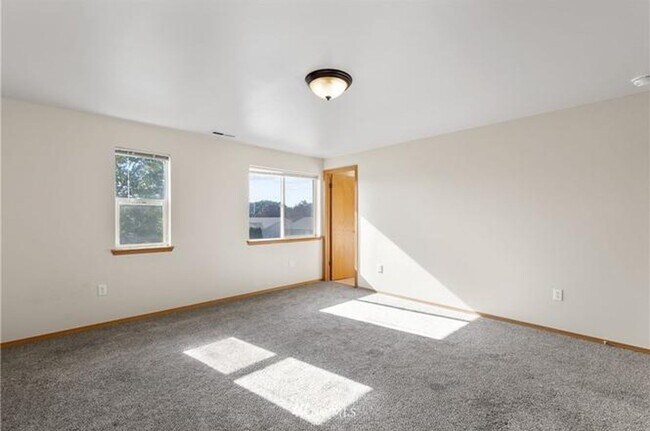 Building Photo - 107 E King Pl