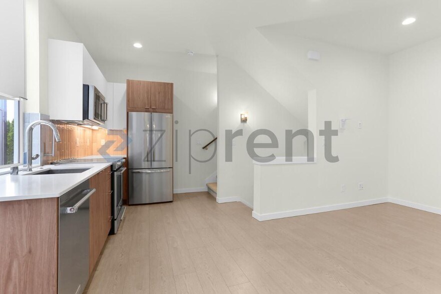 Building Photo - Unit B