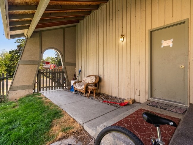 Building Photo - 515 S 11th Ave