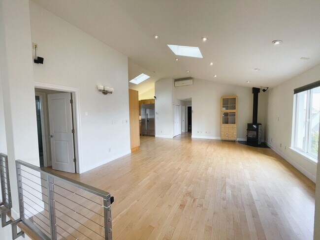 Building Photo - Spacious 3-Bedroom, 2-Bath Home in the Hea...