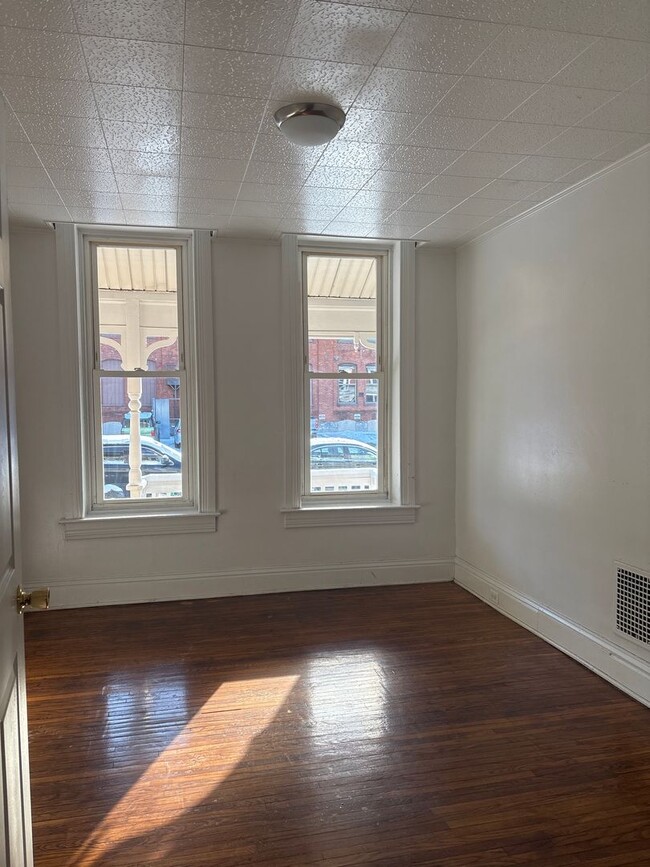 Building Photo - 1st Floor 1 Bedroom Apartment-York City SD