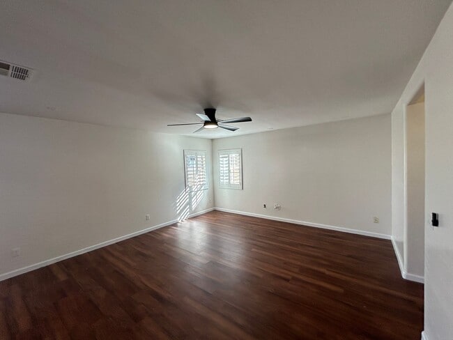 Building Photo - Move In Today! FREE October Rent! Stunning...