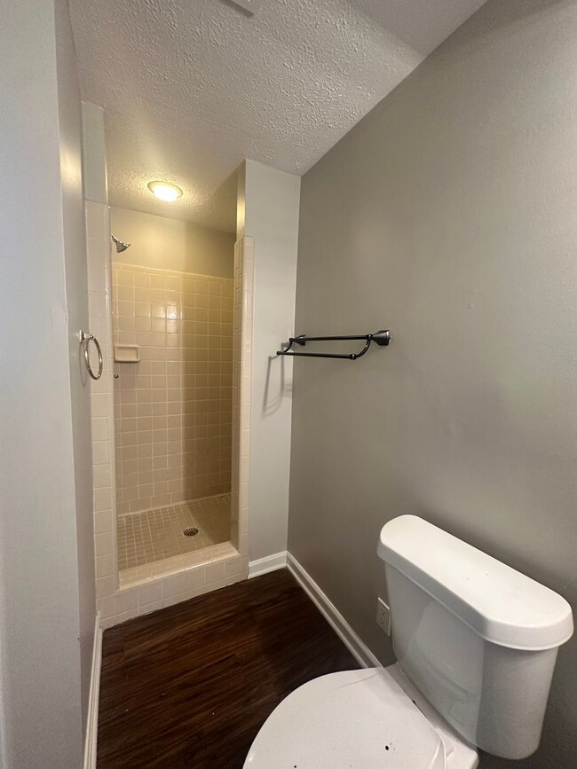 Building Photo - Beautifully Updated 3-Bed, 2-Bath Tri-Leve...