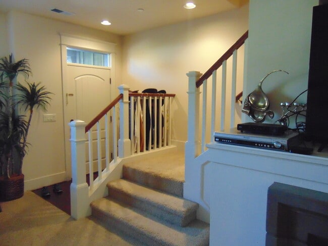 Building Photo - Quiet home close to shopping and Max