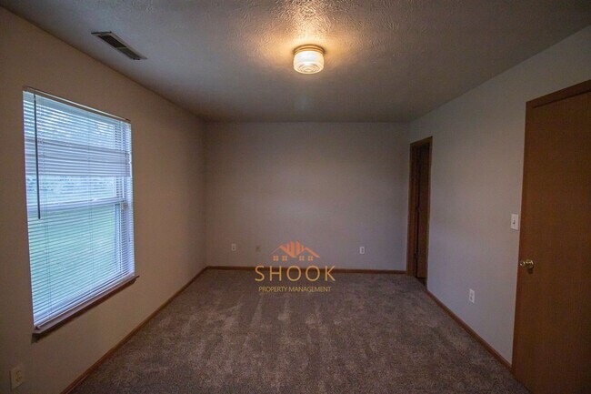 Building Photo - 3525/3527 E Thornhill Circle