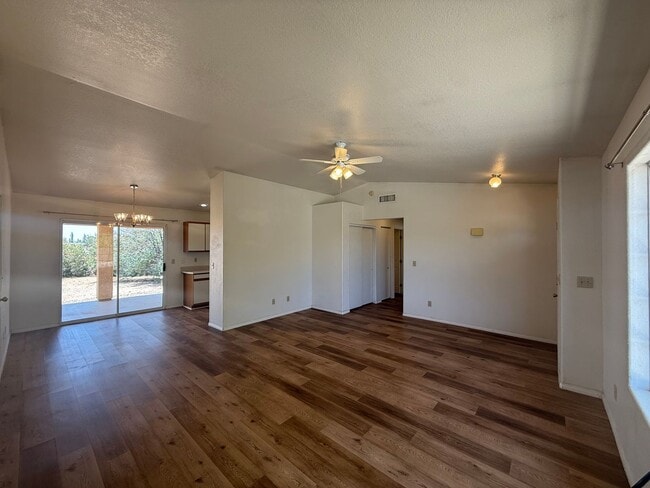 Building Photo - 2 Bedroom 2 Bathroom