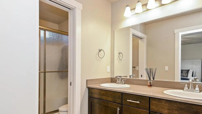 Building Photo - 3130 Devlin~Beautiful townhouse in the Ver...