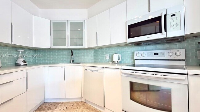 Building Photo - 5161 Collins Ave