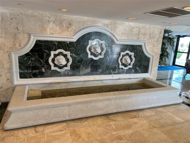 Building Photo - 2625 Collins Ave