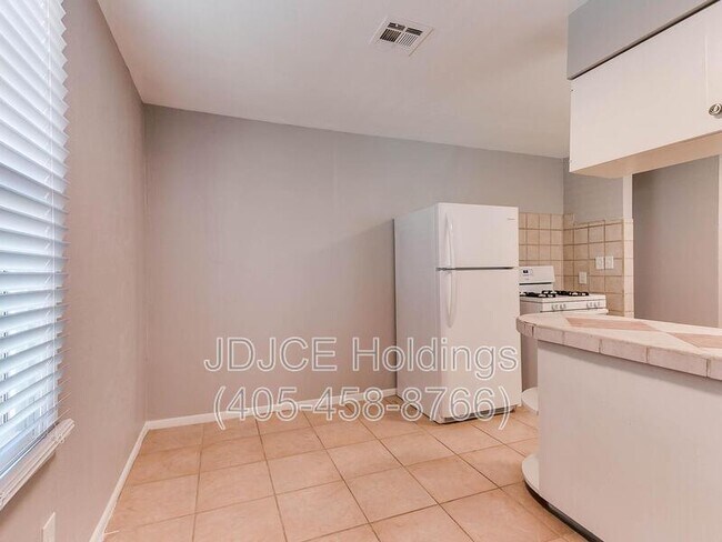 Building Photo - 513 E Northrup Dr