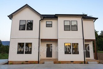 Building Photo - 1985 US-411