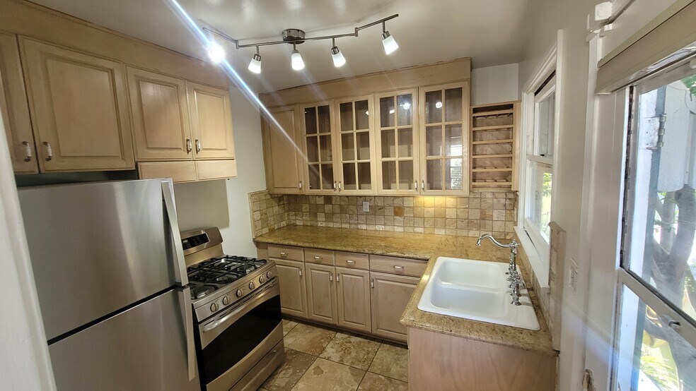 Building Photo - 5025 Cahuenga Blvd