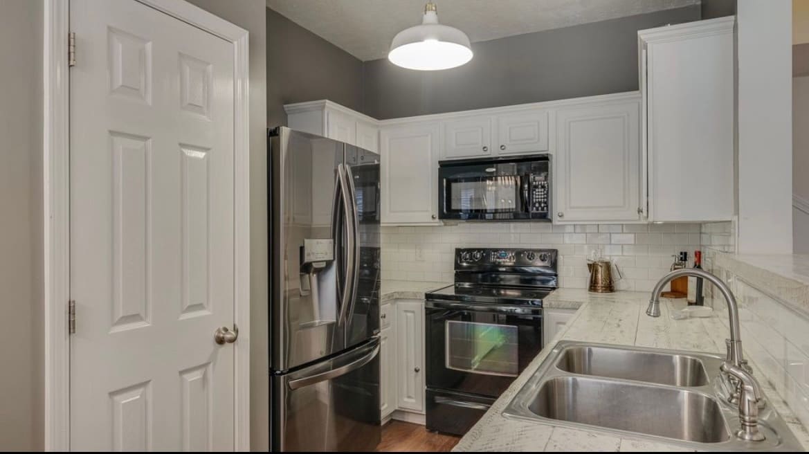 Building Photo - 8308 Oak Knoll Dr
