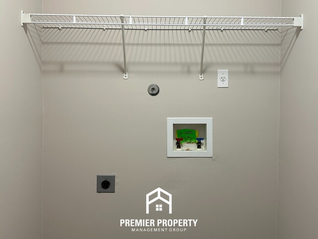 Building Photo - Spacious 4 Bedroom Home for Rent in Memphis | Vaulted Ceilings, Bay Windows & Fenced Yard