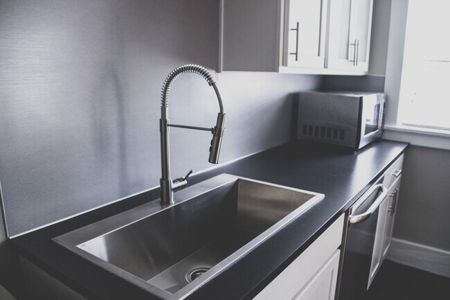 Building Photo - Nicely Renovated Top Floor Corner 1-Bed w/...