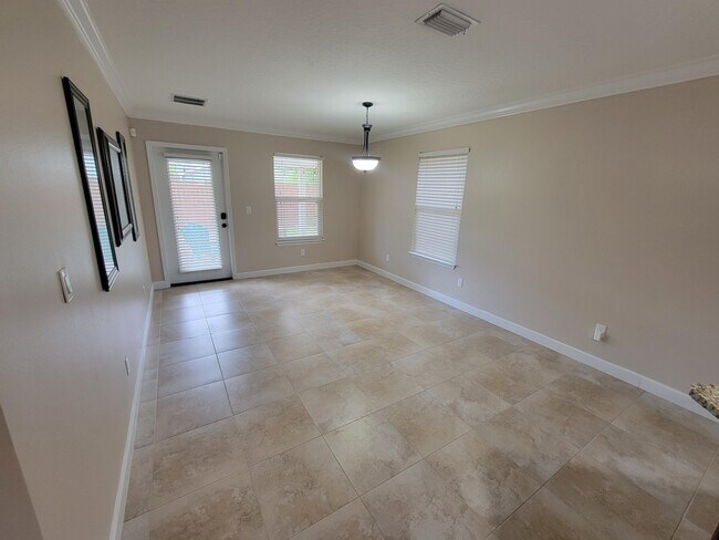 Building Photo - 712 Hazel Dr