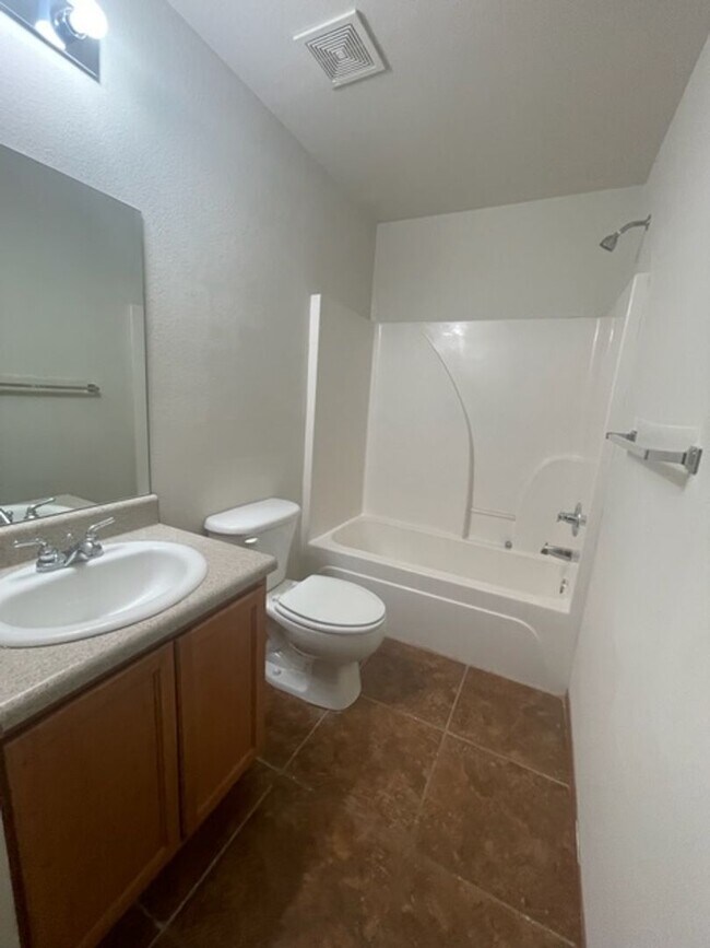 Building Photo - 317-319 E. Asher Ct.