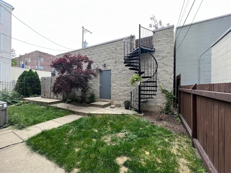 Building Photo - 2424 N Southport Ave