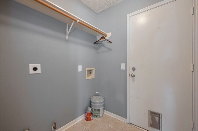 Building Photo - 9911 Villa Verde Dr