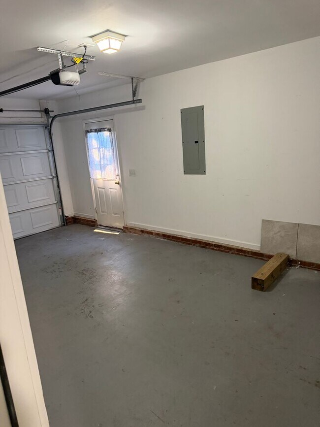 Building Photo - 3925 Hickswood Forest Ct