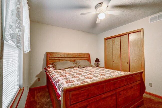 Building Photo - 3410 Zinnia Dr