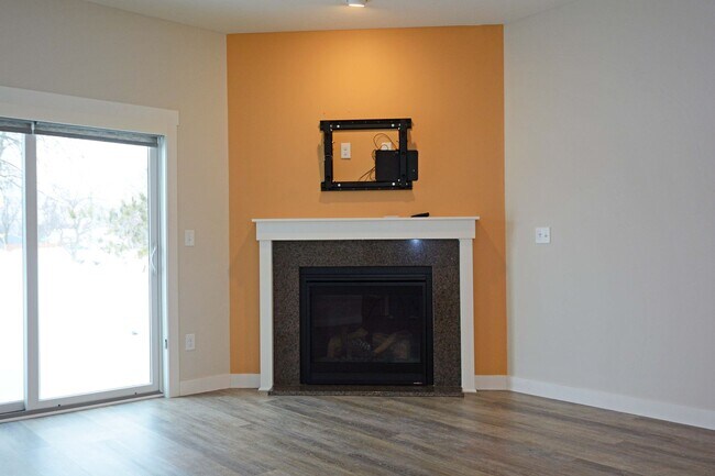 Building Photo - Beautiful 3 BD / 2.25 BA townhome in Rosemount!