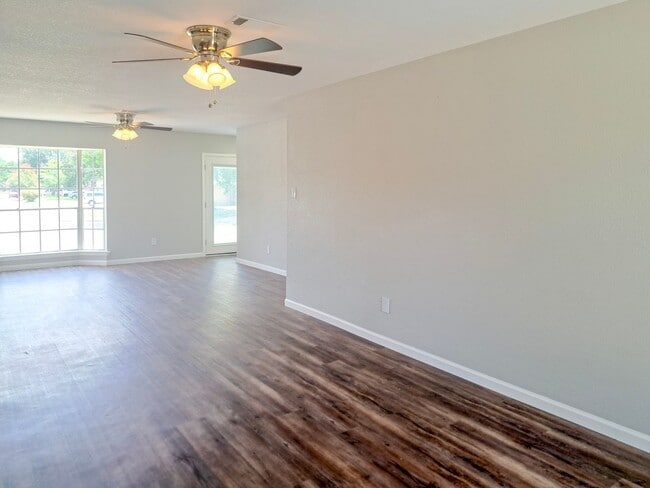 Building Photo - Spacious 3 bedroom 2 bath home w/ swimming...