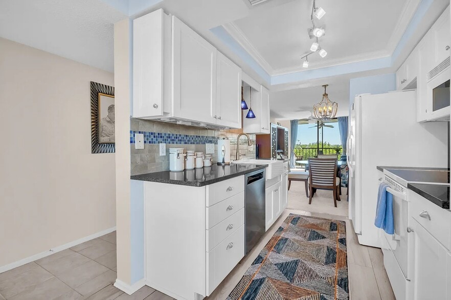 Kitchen - 1332 Pasadena Ave S