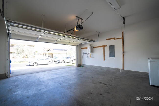 Building Photo - AVAILABLE NOW! Ready to move in 3-bedroom,...