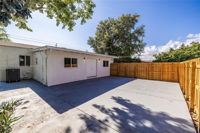 Building Photo - 2729 SW 18th St