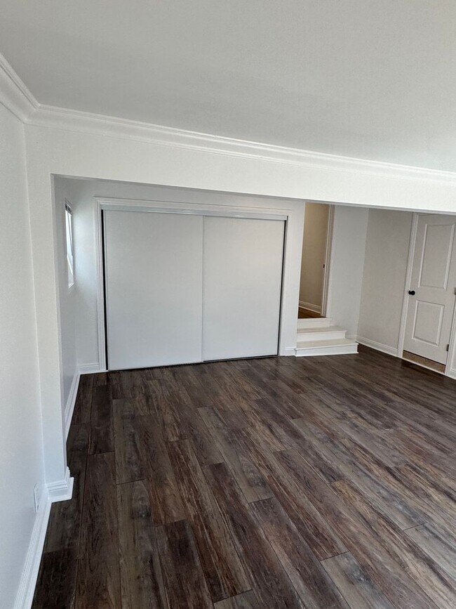 Building Photo - !! MOVE-IN SPECIAL !!  Bright Carson Front House Duplex with Modern Finishes