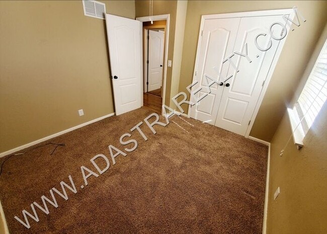 Building Photo - Nicely updated duplex near Kansas City sch...