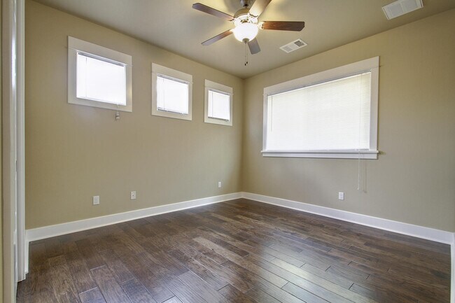 Building Photo - UT PRE-LEASE: Wood Floors, North Campus, Large Living Space, 2011 Construction, Custom High End K...
