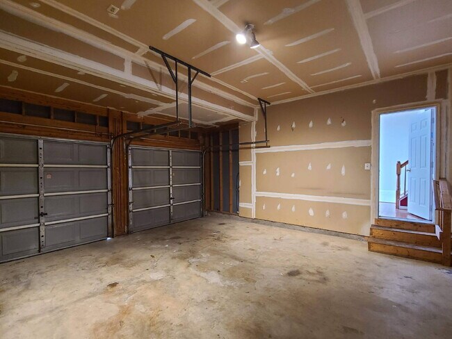 Building Photo - Gorgeous 6 BR Home, Convenient to Quantico & Commuting