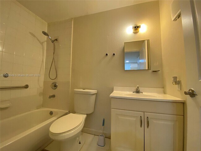 Building Photo - 2607 NW 39th Terrace