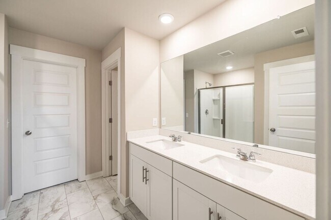 Building Photo - AVAILABLE NOW in Foxland Crossing