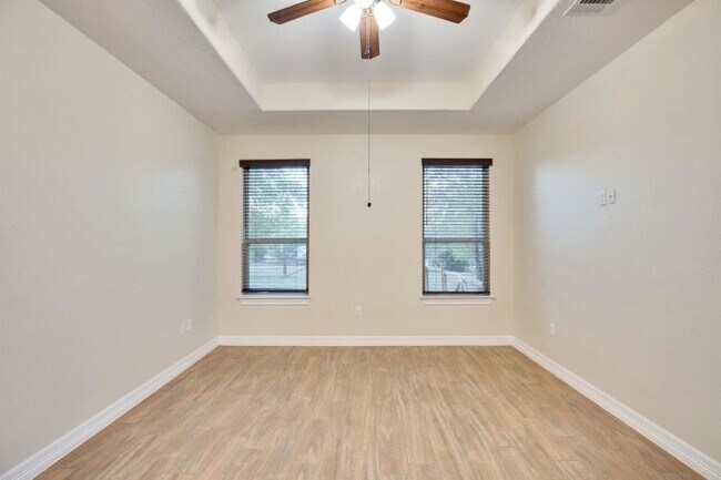 Building Photo - 118 N Buckhorn Dr